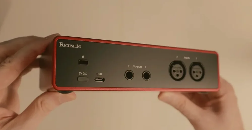 comprar la focusrite scarlett 2i2 4th 003